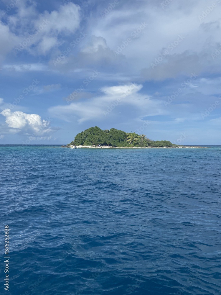 Île au centre de l'atoll de Rangiroa, Polynésie française Île au centre de l'atoll de Rangiroa, Polynésie française