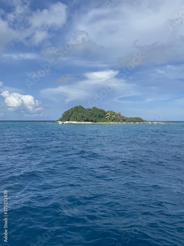 Île au centre de l'atoll de Rangiroa, Polynésie française 