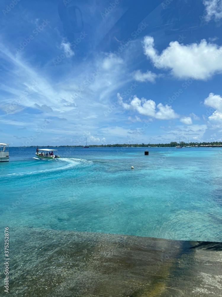 Obraz premium Bateau taxi sur le lagon de Rangiroa, Polynésie française