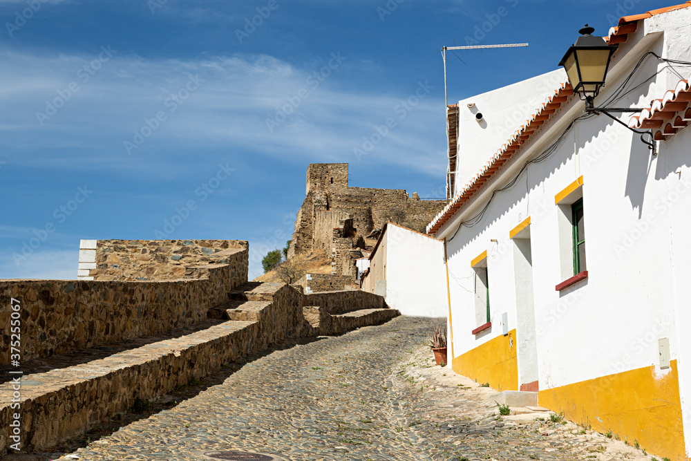 Paisaje con el castillo de Mértola, Portugal.