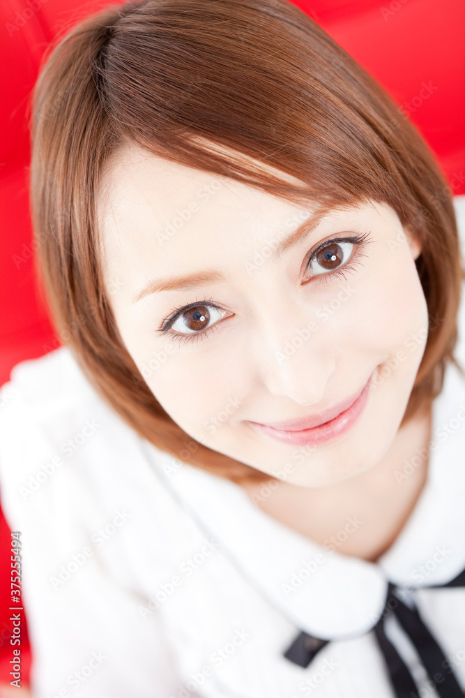 椅子に座る女性 椅子に座る女性