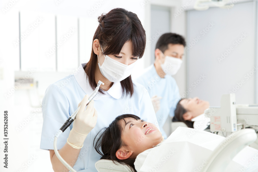 治療する歯科医 治療する歯科医