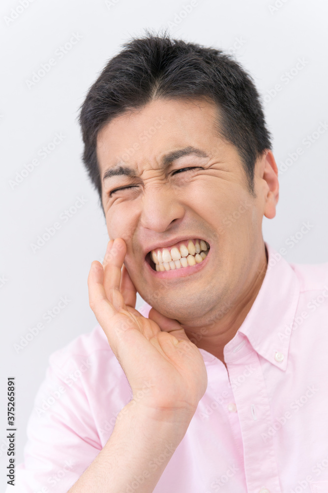 歯が痛い男性