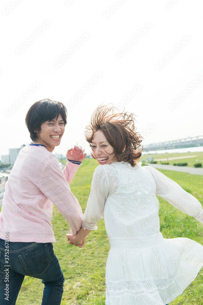 河川敷を走るカップル 河川敷を走るカップル