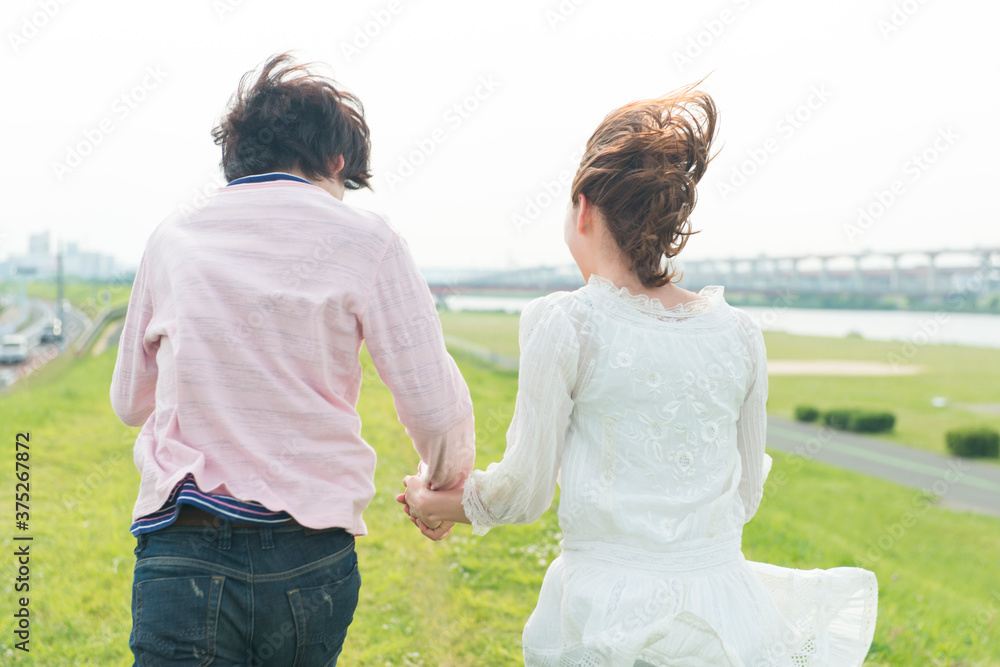 河川敷を走るカップル