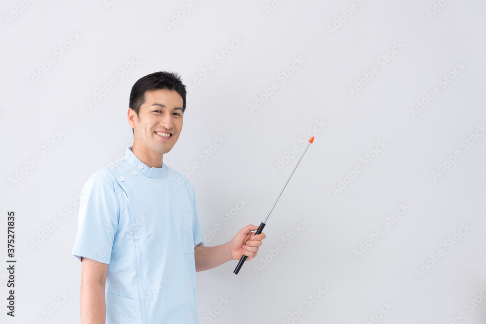 説明する男性看護師 説明する男性看護師