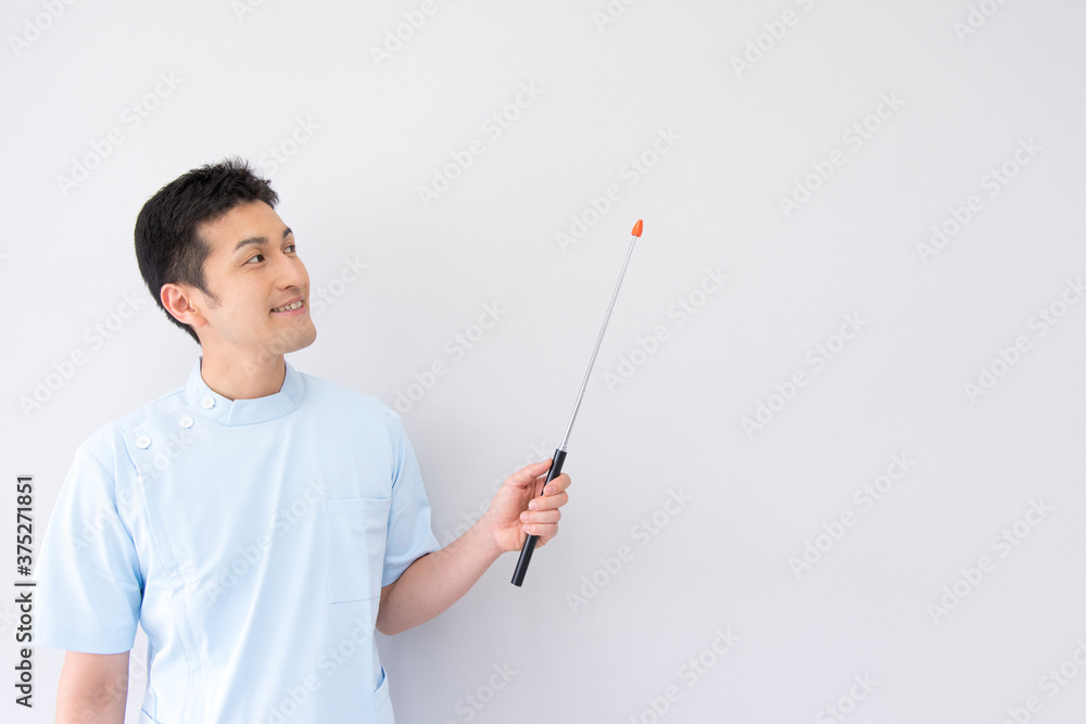 説明する男性看護師 説明する男性看護師