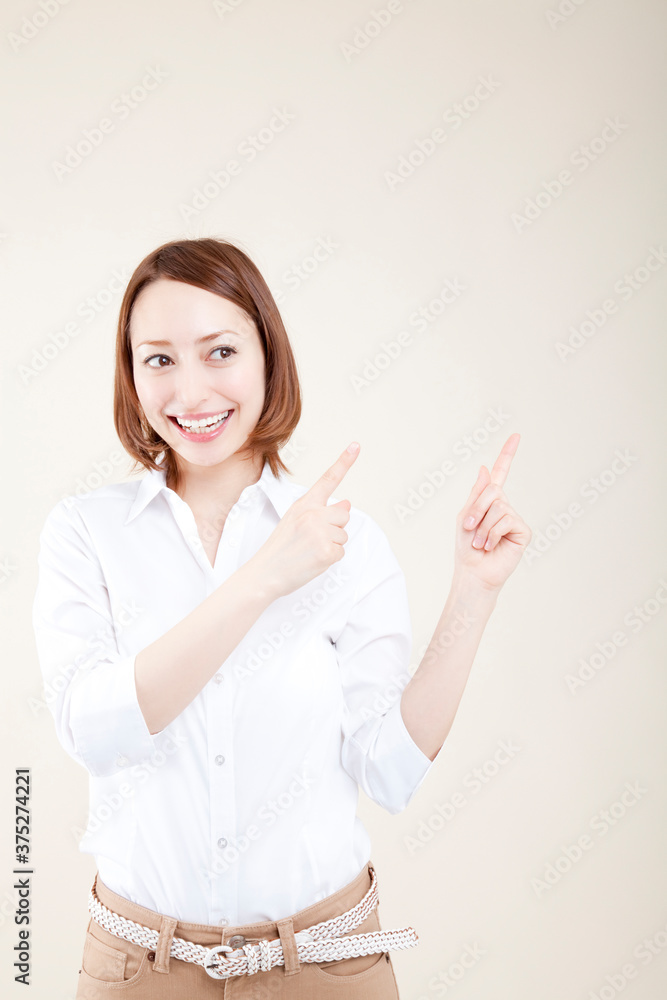 指差しをするOL 指差しをするOL