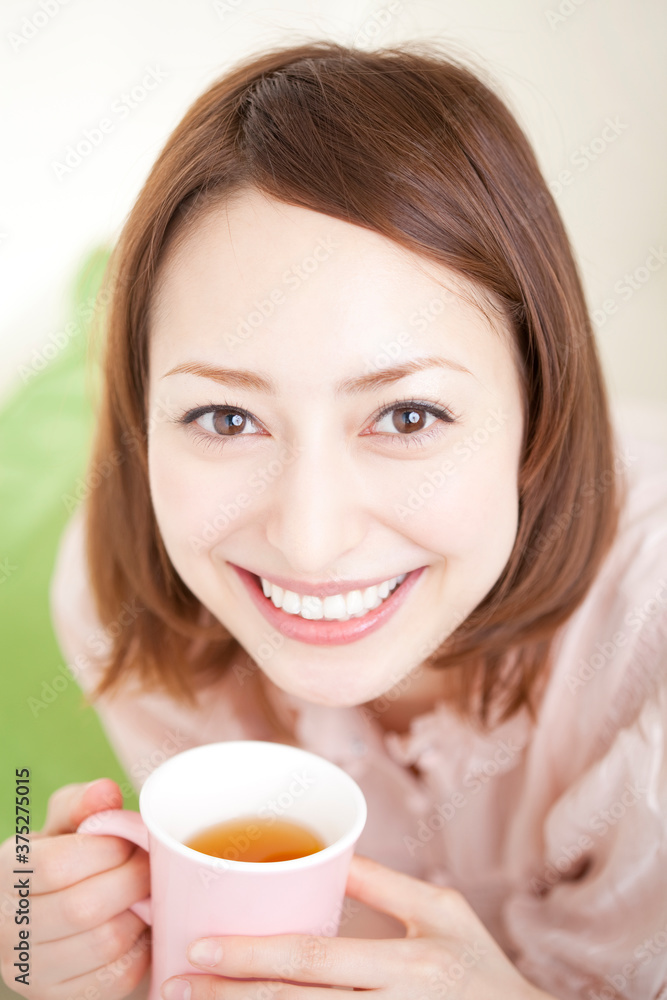 飲み物を飲む女性 飲み物を飲む女性