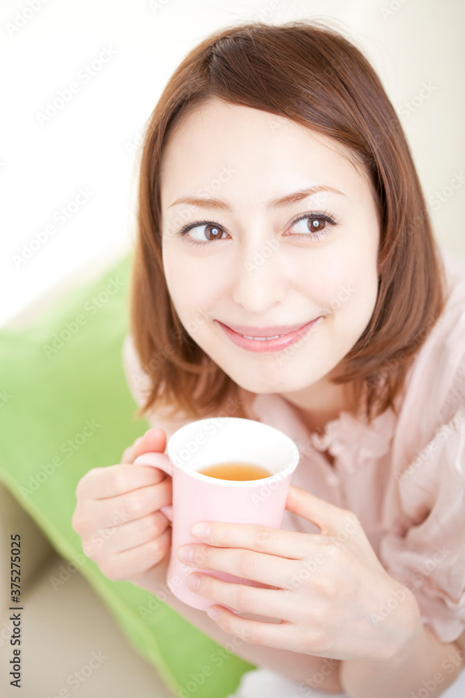 飲み物を飲む女性 飲み物を飲む女性
