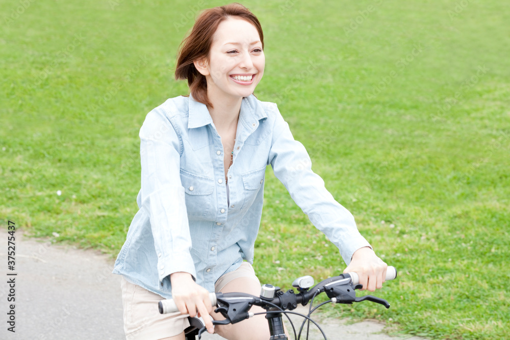 Obraz premium 自転車に乗る女性