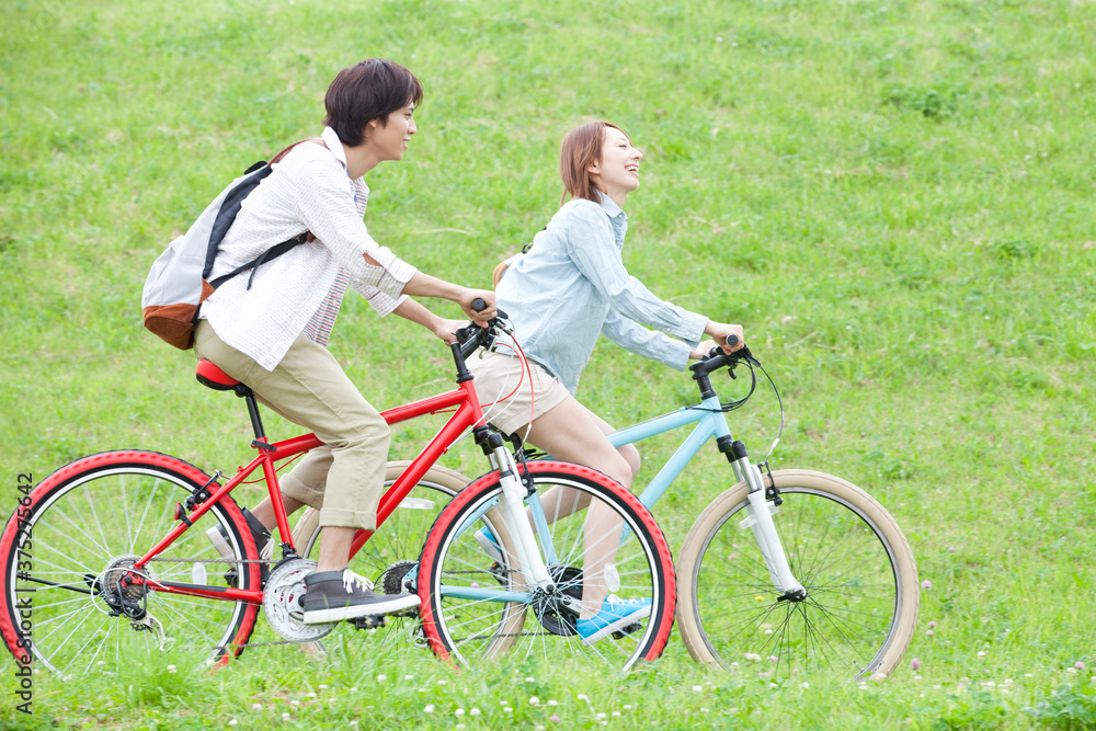 Fototapeta premium 自転車に乗る男女