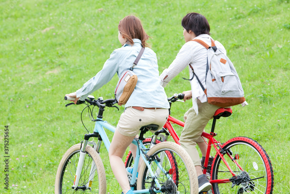 Fototapeta premium 自転車に乗る男女の後ろ姿