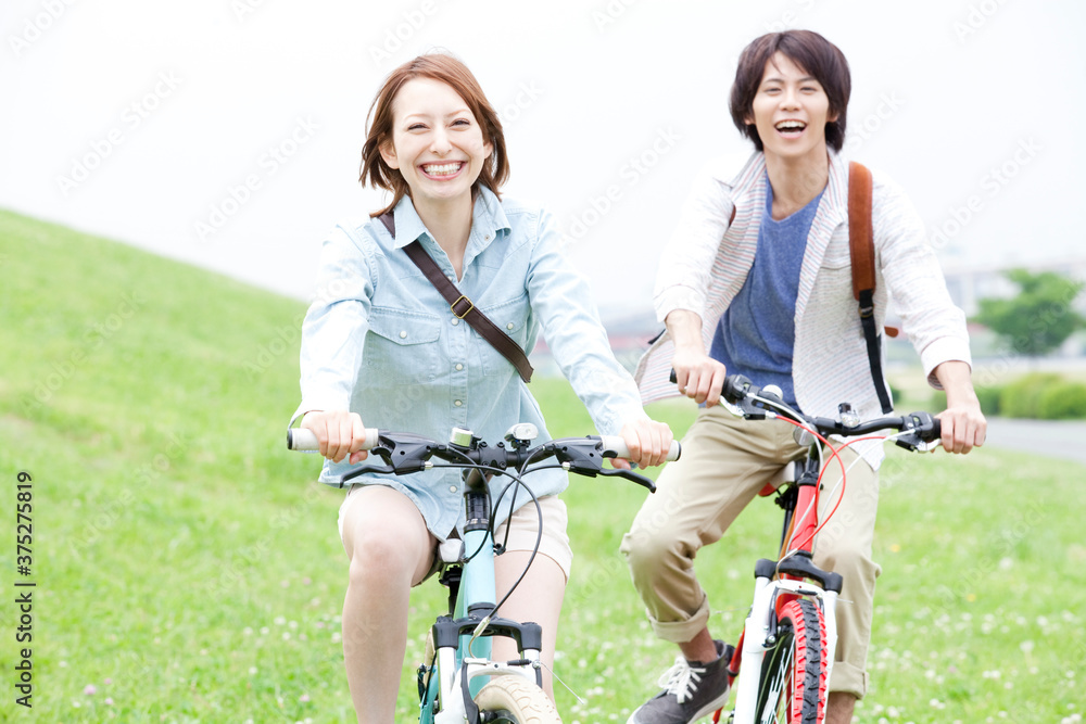 Obraz premium 自転車に乗る男女
