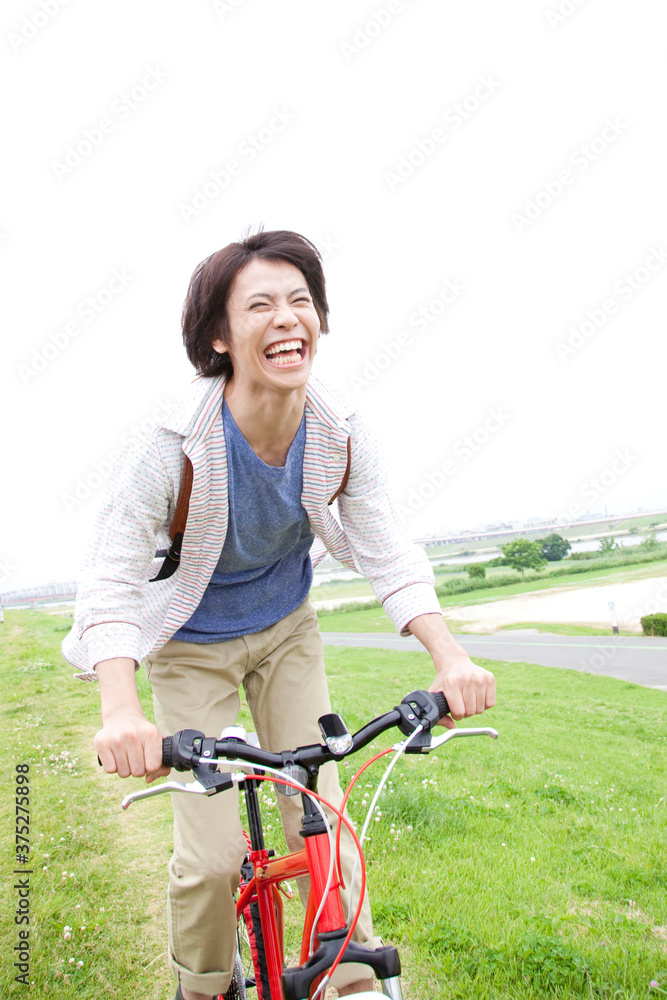 Obraz premium 自転車に乗る男性