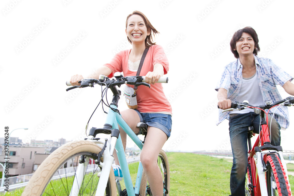 Naklejka premium 自転車に乗る男女