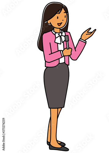 マイクを持って立っている女性