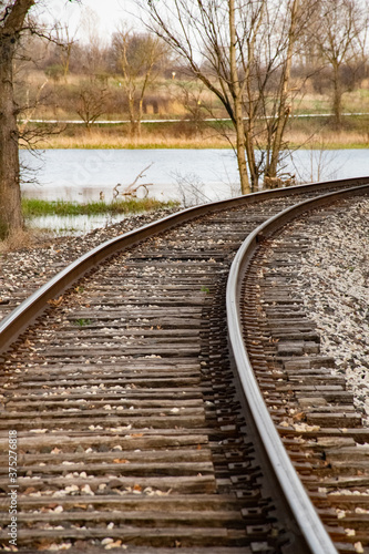 Vías del tren en otoño,  en Chicago, USA.
