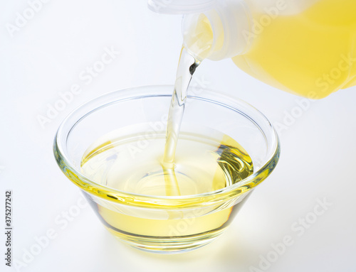 Pour the vegetable oil into a glass bowl..