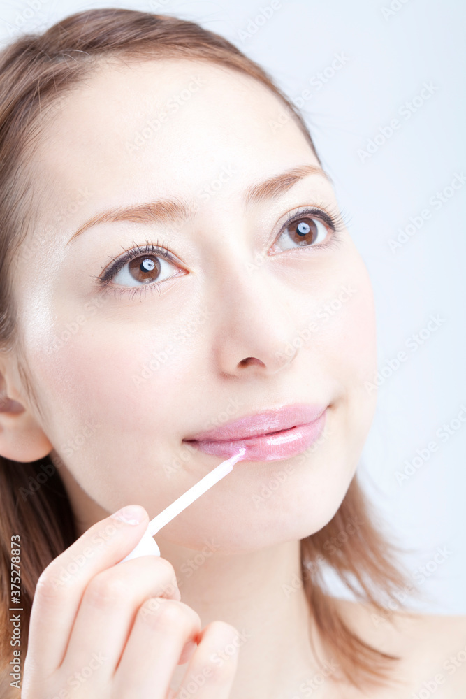 グロスを塗る女性 グロスを塗る女性