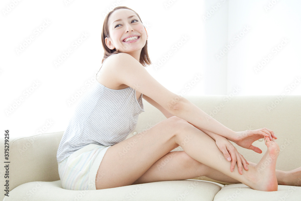 ソファで寛ぐ女性 ソファで寛ぐ女性