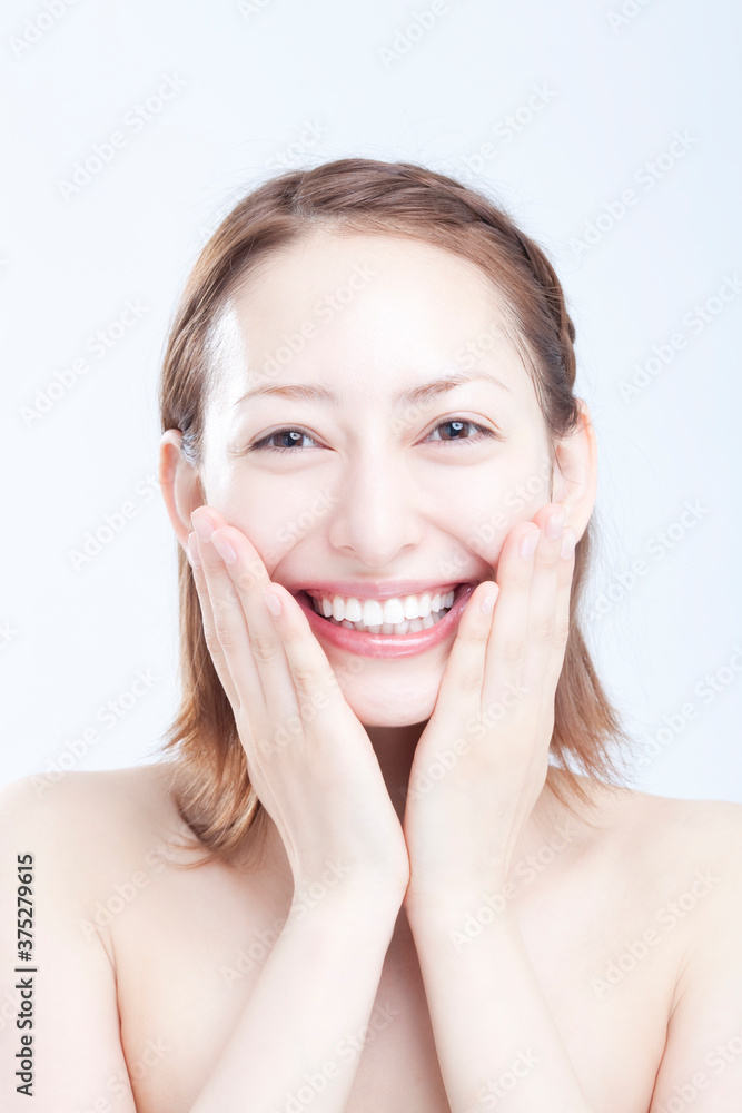 頬に手をあてる女性 頬に手をあてる女性