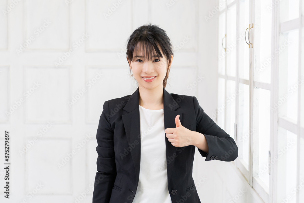 いいねのジェスチャーをする若いビジネスウーマン