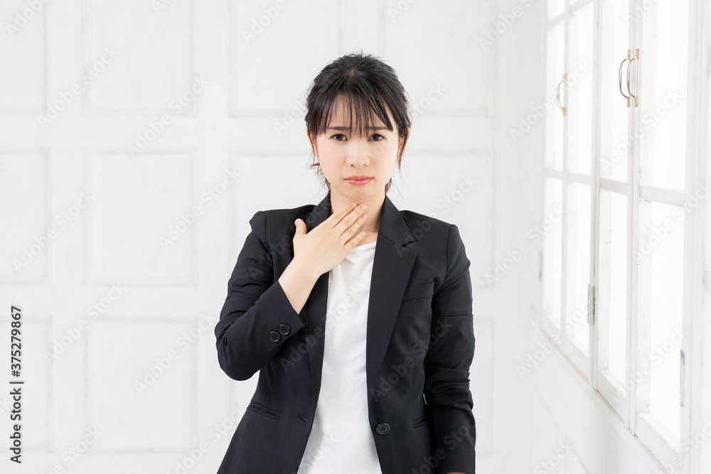喉が痛い若いビジネスウーマン 喉が痛い若いビジネスウーマン