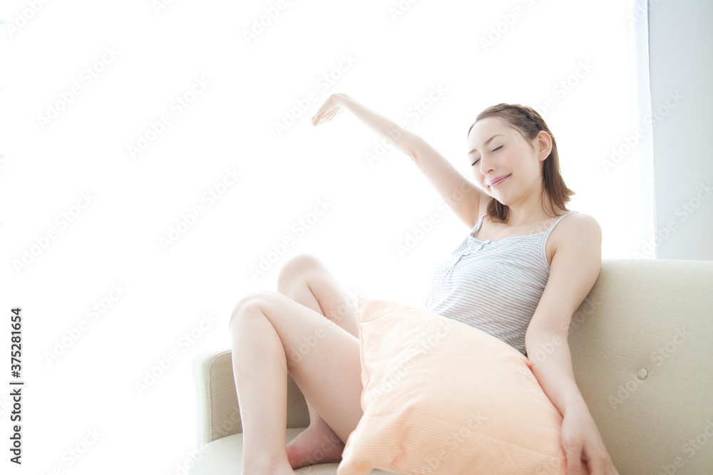 伸びをする女性 伸びをする女性