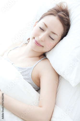 ベッドで眠る女性