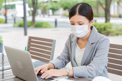 コンピュータ, ノートパソコン, ビジネス, オフィス, ビジネスマン, 仕事, 女性,  仕事, 人, セッション, 女性実業家, 若い, インターネット, デスク, テクノロジー, プロ, コーヒー, メン アット ワーク, 手,  スクリーン,  ミーティング, コミュニケーション,グラフ,ノマドワーカー,リモートワーク,クライアント,打ち合わせ,マスク,ソーシャルディスタンス,テレワーク,