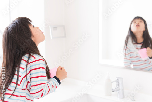Tableau sur toile うがいをする女の子