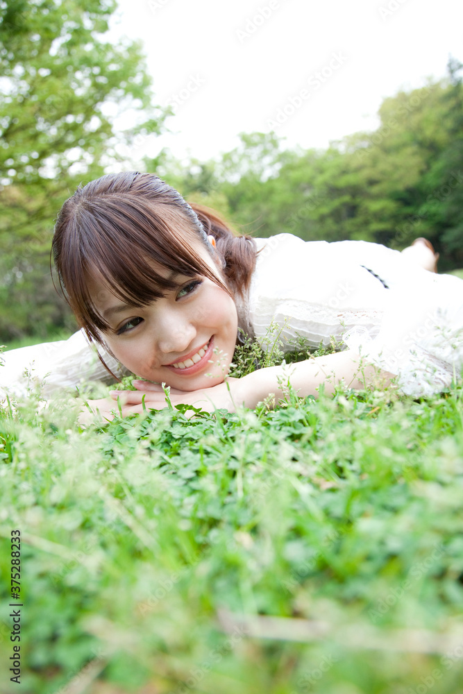 芝生に寝転ぶ女性 芝生に寝転ぶ女性