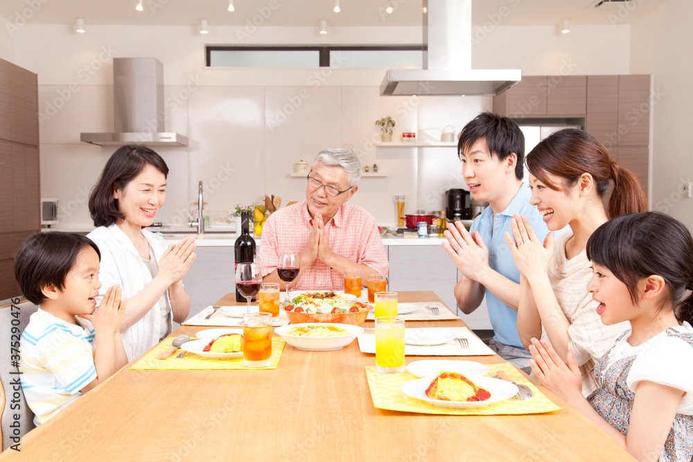食事する三世代家族 食事する三世代家族