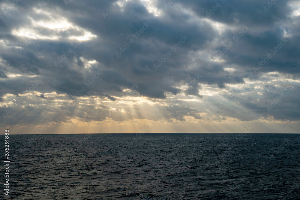 太平洋を航行する船上からの朝日の天使のカーテン