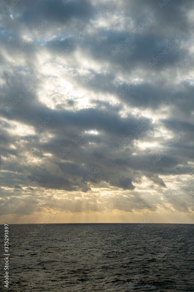 太平洋を航行する船上からの朝日の天使のカーテン