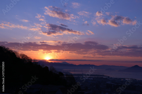 朝日と瀬戸内の風景 © のら