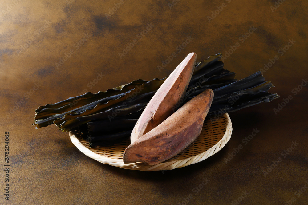 和食に使われる出汁の食材(鰹と昆布) Stock Photo | Adobe Stock