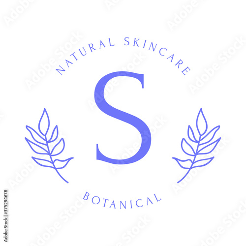 Fototapeta Naklejka Na Ścianę i Meble -  Vector Initial logo with floral element design templates in trendy line art minimal style. Emblem or frame symbols for cosmetics, wedding, skincare and natural products.