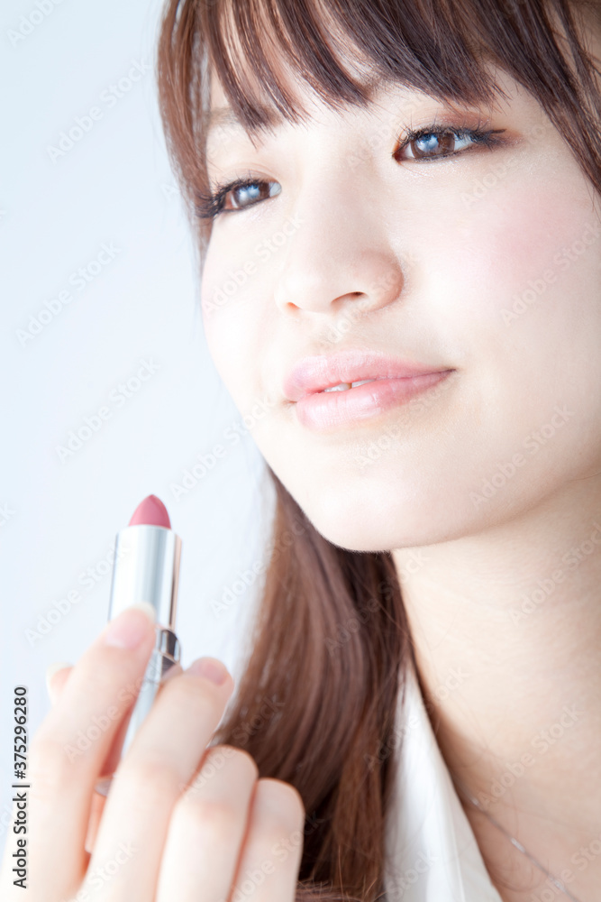 口紅を塗る女性 口紅を塗る女性