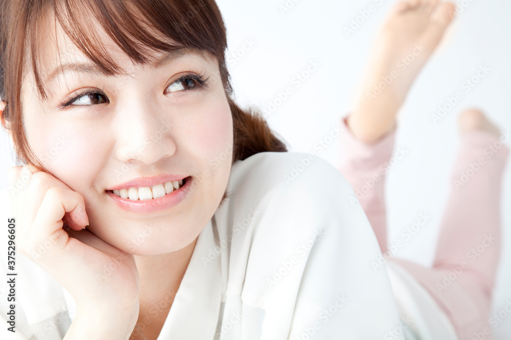 頬杖をつく女性
