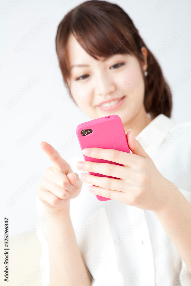 携帯メールをする女性 携帯メールをする女性