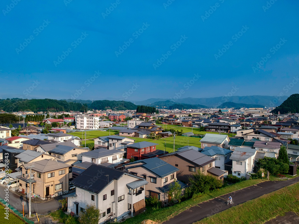 航空撮影した夏の日本の田舎の街風景