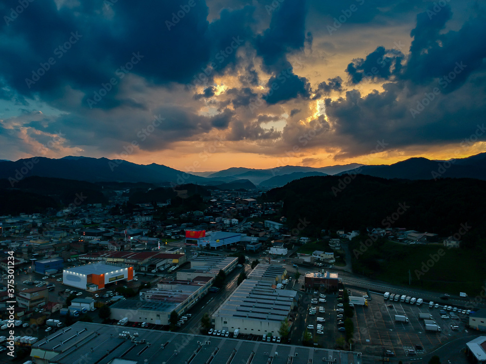 航空撮影した夕方の日本の田舎の町並みの風景