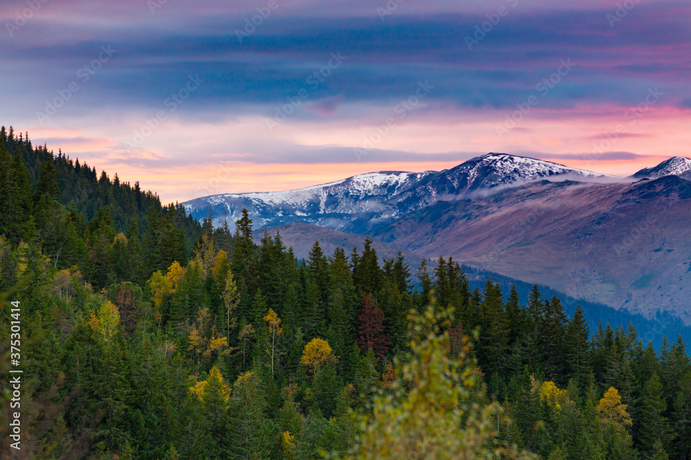 Obraz premium Beautiful October sunset in the mountains