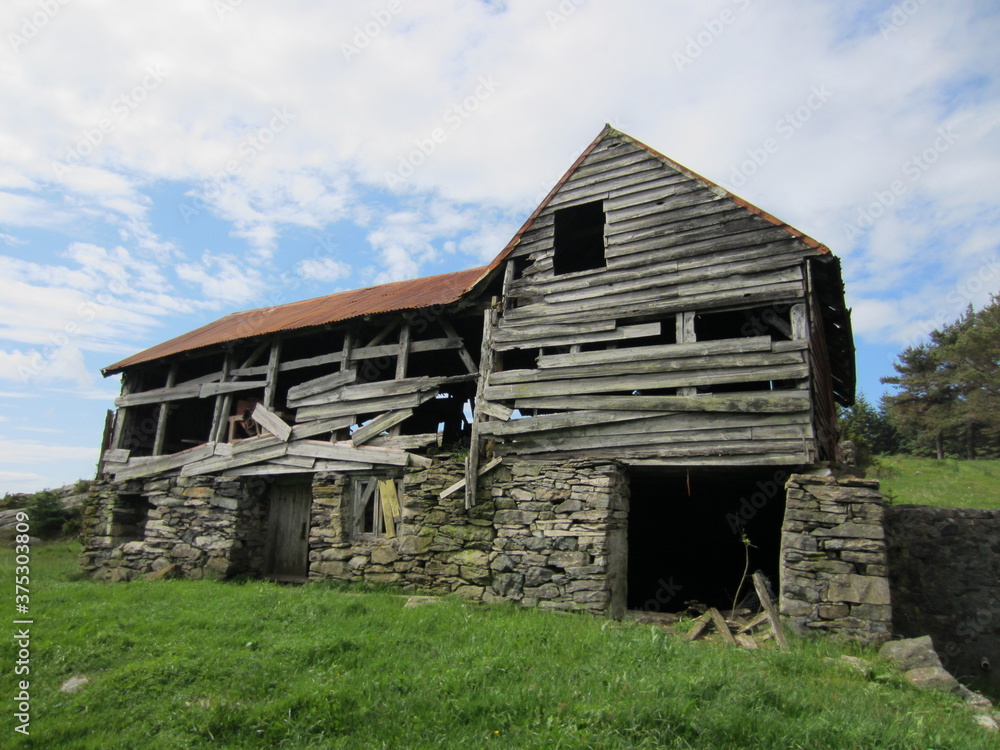 Obraz premium old abandoned house