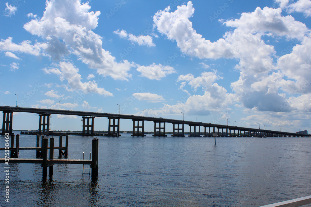 Lange Brücke über Fluss in Florida