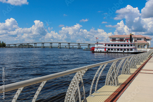 Lange Brücke über Fluss in Florida