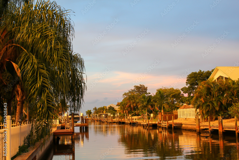 Florida Kanal Bootssteg Häuser abendstimmung