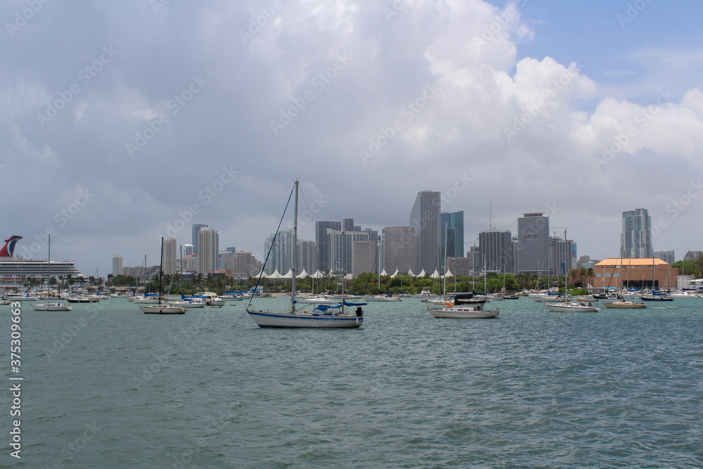 Fototapeta premium Skyline von MIami mit Boot